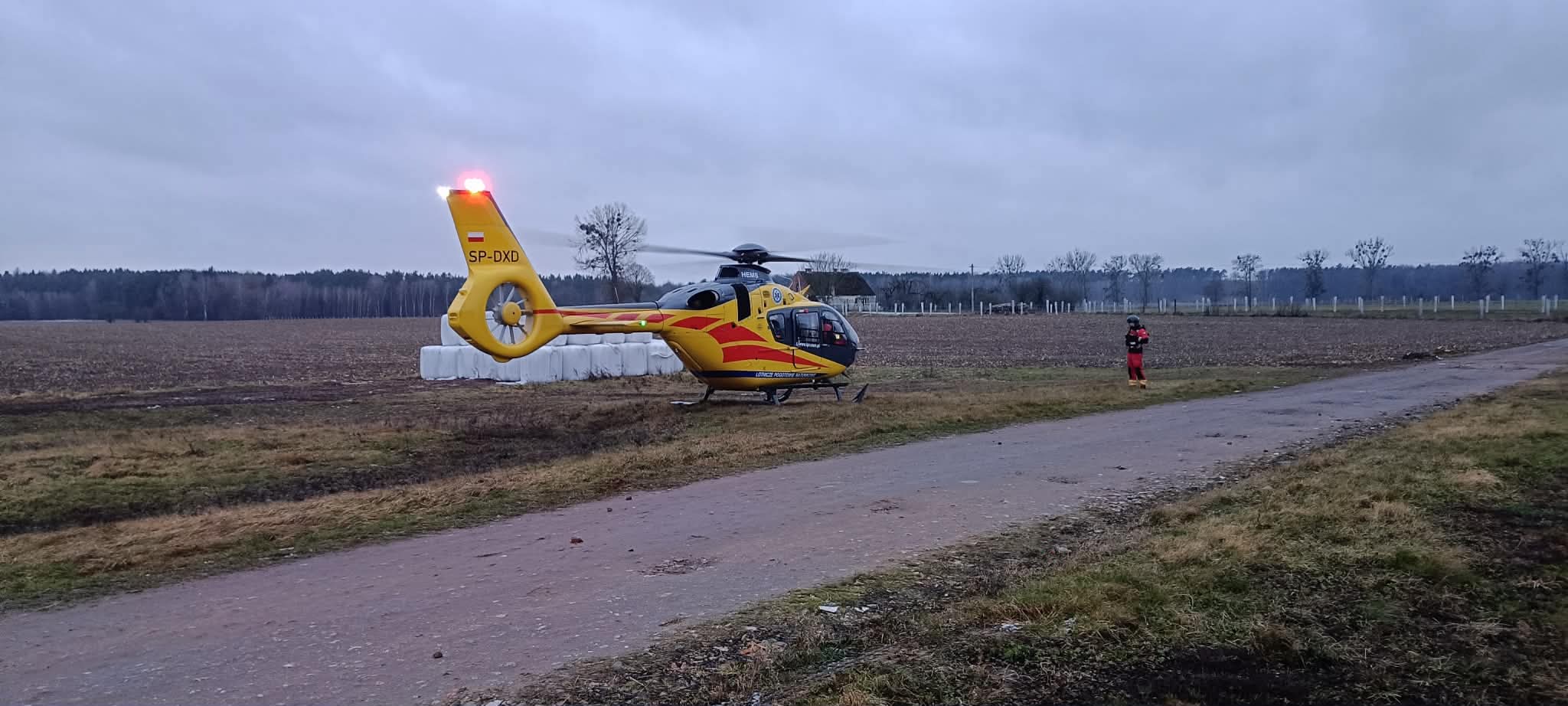 Read more about the article Akcja strażaków w Podstolicach. Lądował śmigłowiec z Poznania!